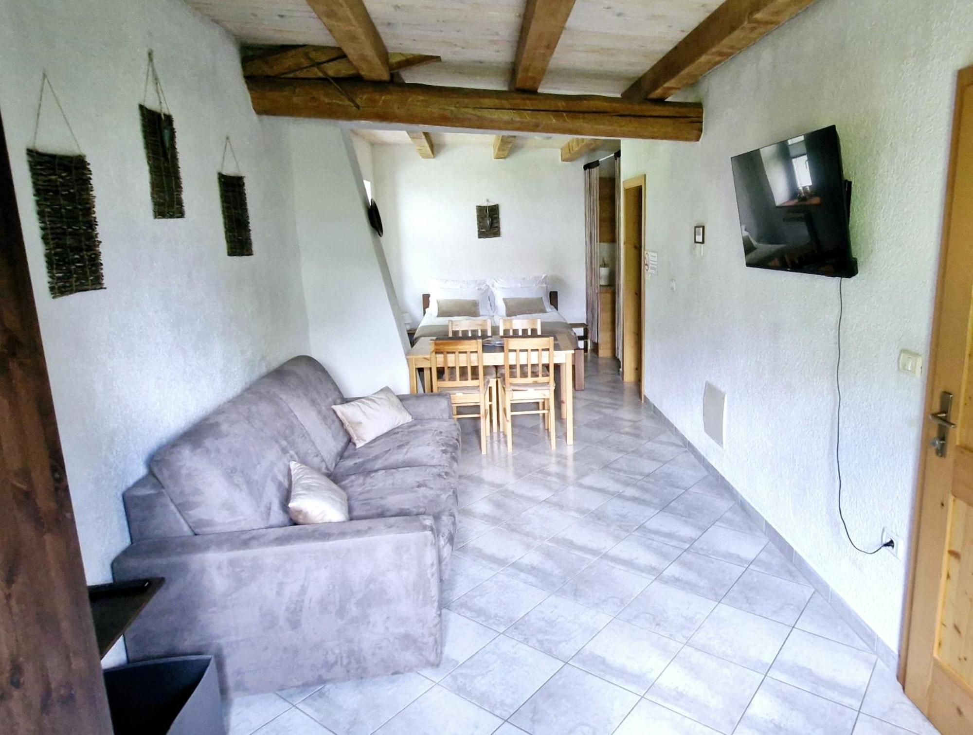 Guesthouse Idila Pod Nanosom Senozece Luaran gambar