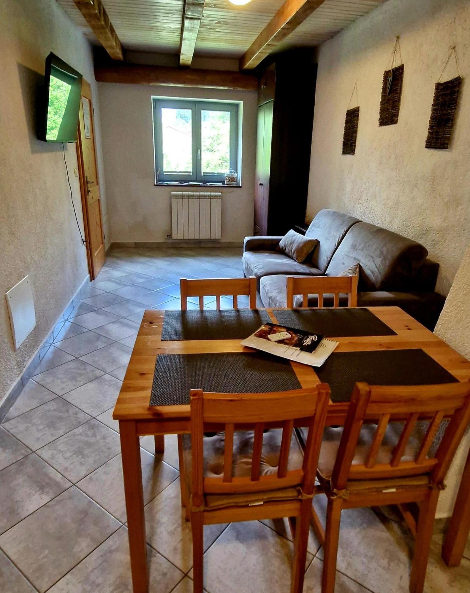 Guesthouse Idila Pod Nanosom Senozece Luaran gambar